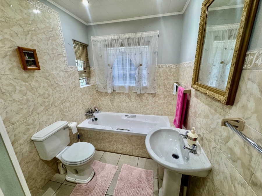 5 Bedroom Property for Sale in Baillie Park North West